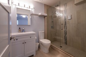 Een bad/douchecombinatie, een hydromassagedouche, gratis toiletartikelen