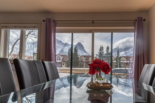 P1 - Private Hot Tub - 3 Bedroom Home - Mountain View