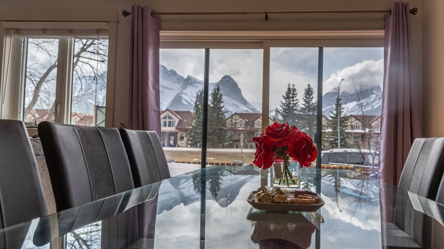 P1 - Private Hot Tub - 3 Bedroom Home - Mountain View