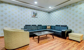 Lobby sitting area - Itsy Hotels Aasma Luxury Villa (Bhubaneshwar)