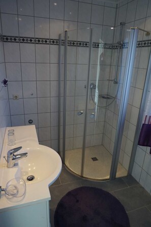 Dusche, Haartrockner, Handtücher, Seife