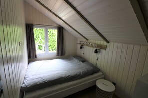 2 bedrooms, iron/ironing board, travel cot, WiFi