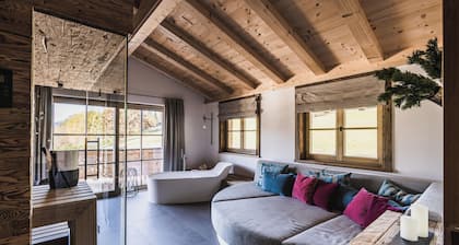 Luxus Chalet bis 6 Personen, Küche, Esszimmer, Wohnzimmer, 3 Schlafzimmer, 3 Bäder, Tiefgarage, Pool