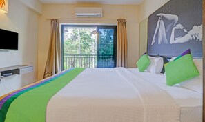 Habitación doble Deluxe, balcón | Escritorio, tabla de planchar con plancha, wifi gratis y ropa de cama 
