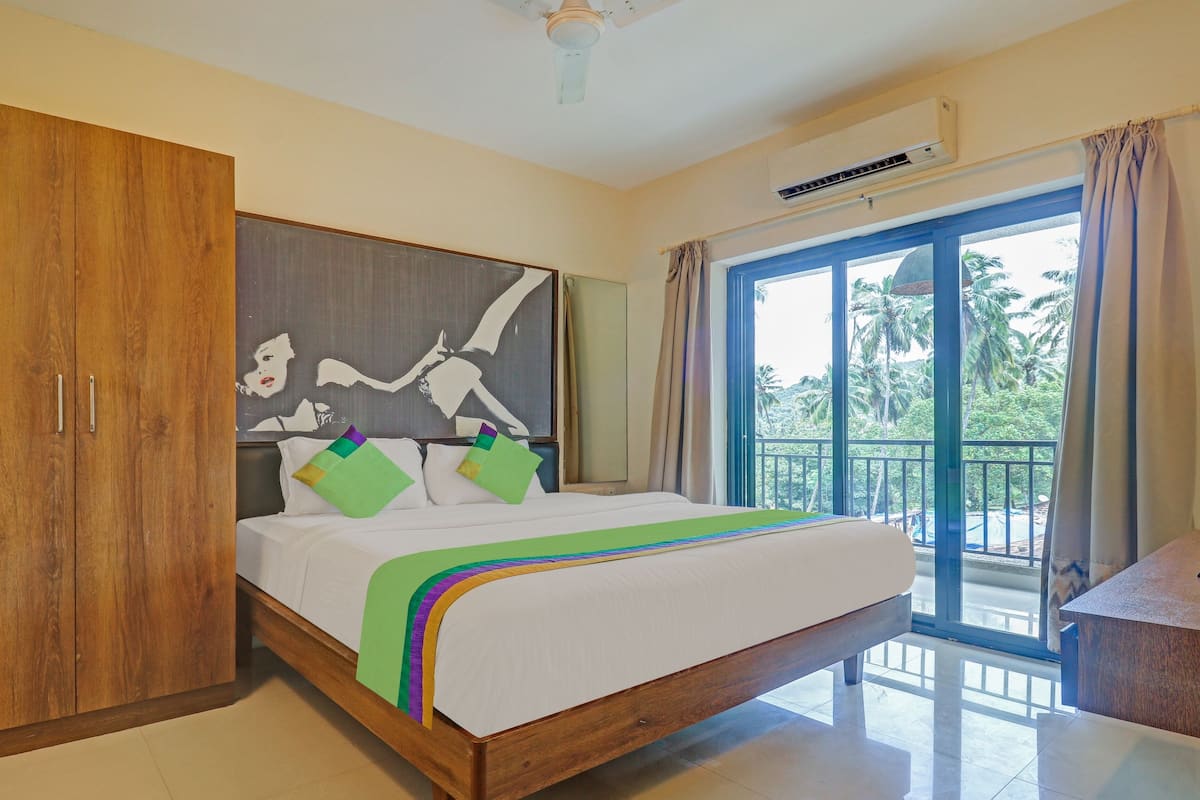 Deluxe Double Room, Balcony | Desk, iron/ironing board, free WiFi, bed sheets
