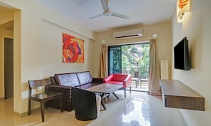 ห้องดีลักซ์ดับเบิล, ระเบียง | โต๊ะทำงาน, เตารีด/โต๊ะรีดผ้า, Wi-Fi ฟรี, ผ้าปูที่นอน