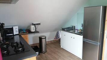 Een koelkast, een microgolfoven, een oven, een kookplaat