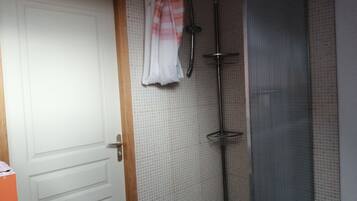 Een douche, een haardroger, handdoeken, toiletpapier