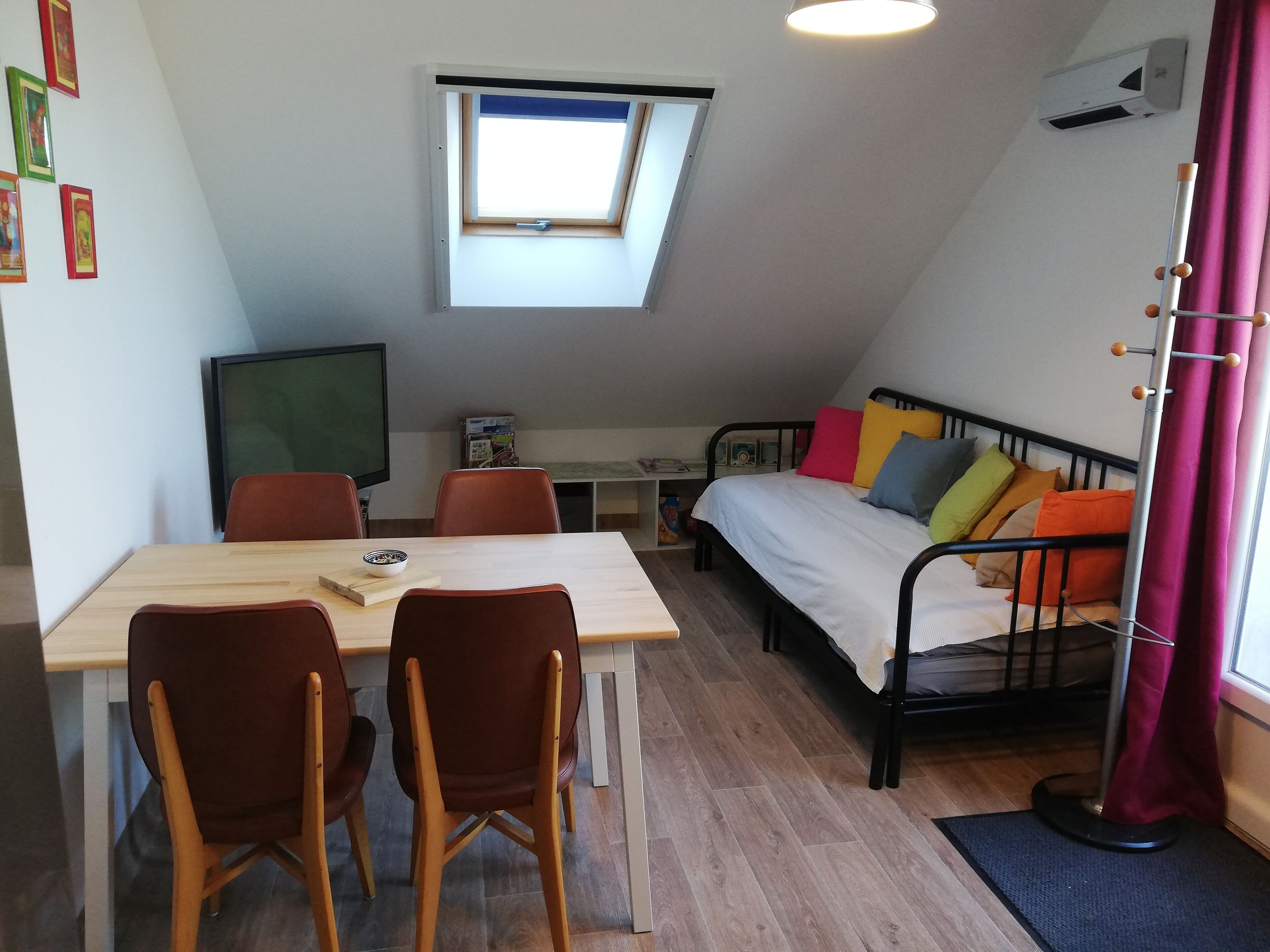 2 habitaciones, escritorio y tabla de planchar con plancha 