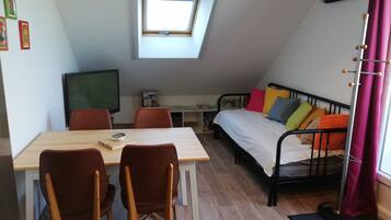 2 habitaciones, escritorio y tabla de planchar con plancha