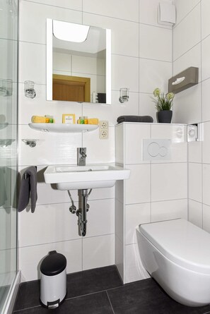 Een haardroger, handdoeken, zeep, toiletpapier