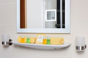 Hårtørrer, håndklæder, Sæbe, Toiletpapir