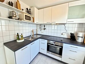 Kühlschrank, Mikrowelle, Ofen, Geschirrspüler