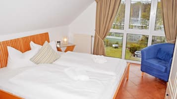 2 bedrooms, travel cot, WiFi, bed sheets