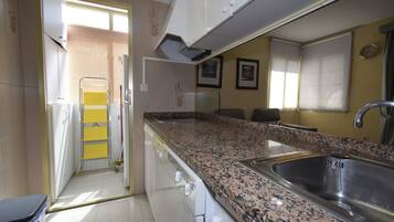 Een koelkast, een microgolfoven, een oven