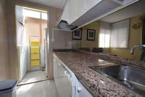 Refrigerador, microondas, horno, cafetera/tetera
