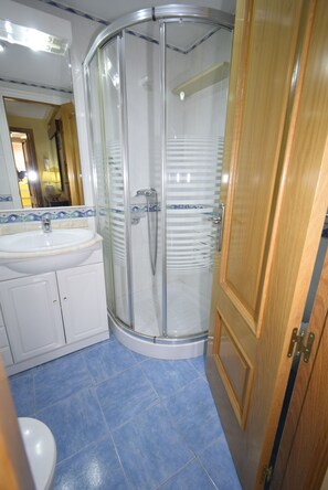 Bathtub, towels - MARISCAL 1 (1 BEDROOM) (Benidorm)