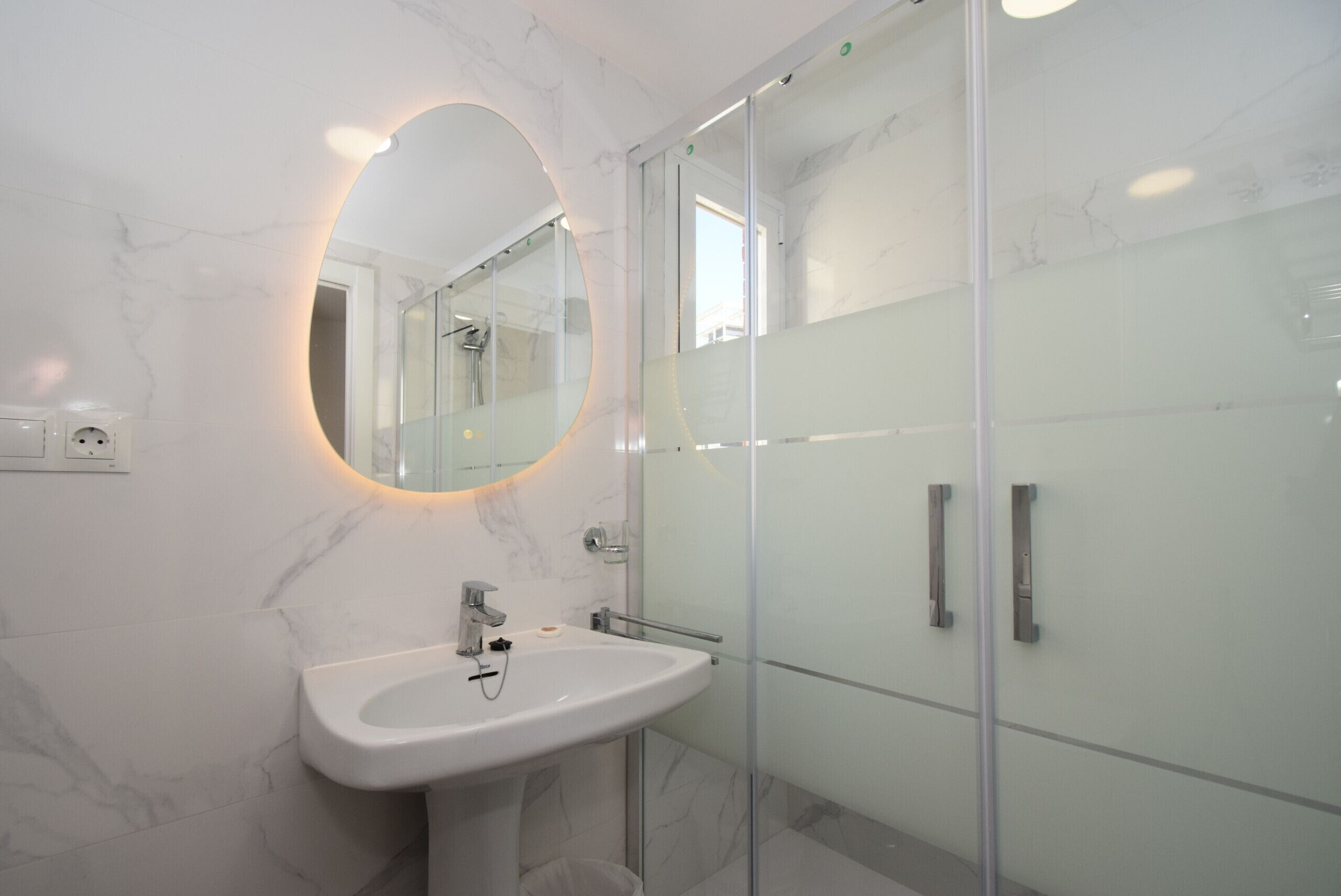 Baignoire, serviettes fournies, papier toilette