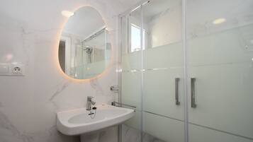 Baignoire, serviettes fournies, papier toilette