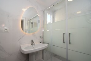 Bathtub, towels, toilet paper - LAS ADELFAS (2 BEDROOM) (Benidorm)