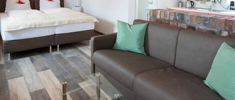 1 bedroom, desk, travel crib, WiFi