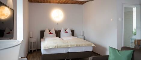 1 bedroom, desk, travel cot, WiFi