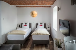 1 bedroom, desk, travel crib, WiFi