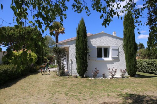 Quiet house in greenery 700m from the sea