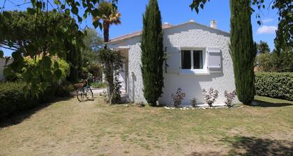 Quiet house in greenery 700m from the sea