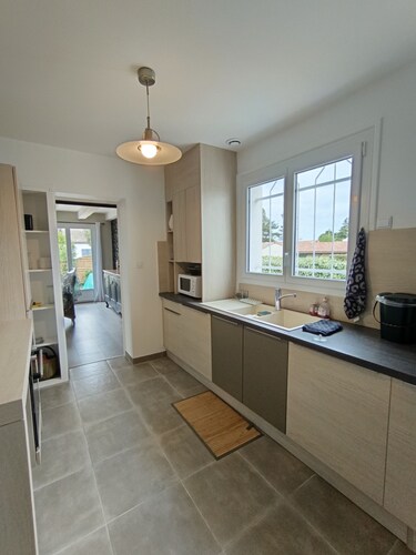 Quiet house in greenery 700m from the sea