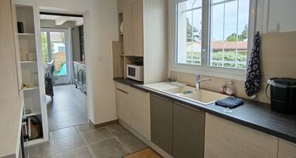 Maison au calme dans la verdure Ă 700m de la mer