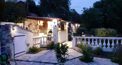 Haus im Geiste eines ruhigen Schafstalls in einem provenzalischen Garten
