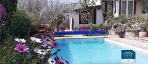 Una piscina al aire libre, una piscina climatizada