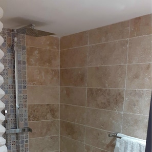 Dusche, Haartrockner, Handtücher, Toilettenpapier