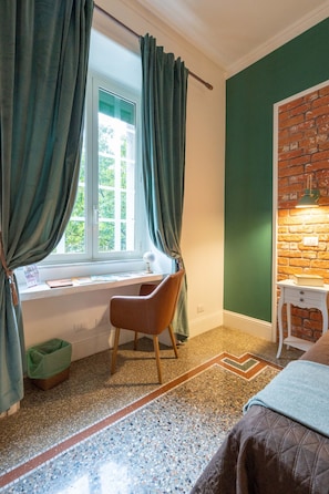Standard-Doppelzimmer, 1 Queen-Bett | Allergikerbettwaren, Daunenbettdecken, Zimmersafe, individuell dekoriert