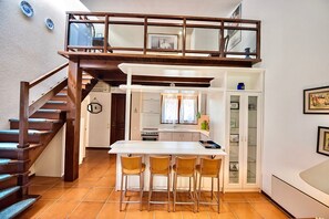 Kylskåp, mikrovågsugn, ugn och diskmaskin