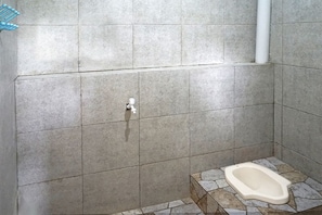Villa | Salle de bain | Douche, serviettes fournies