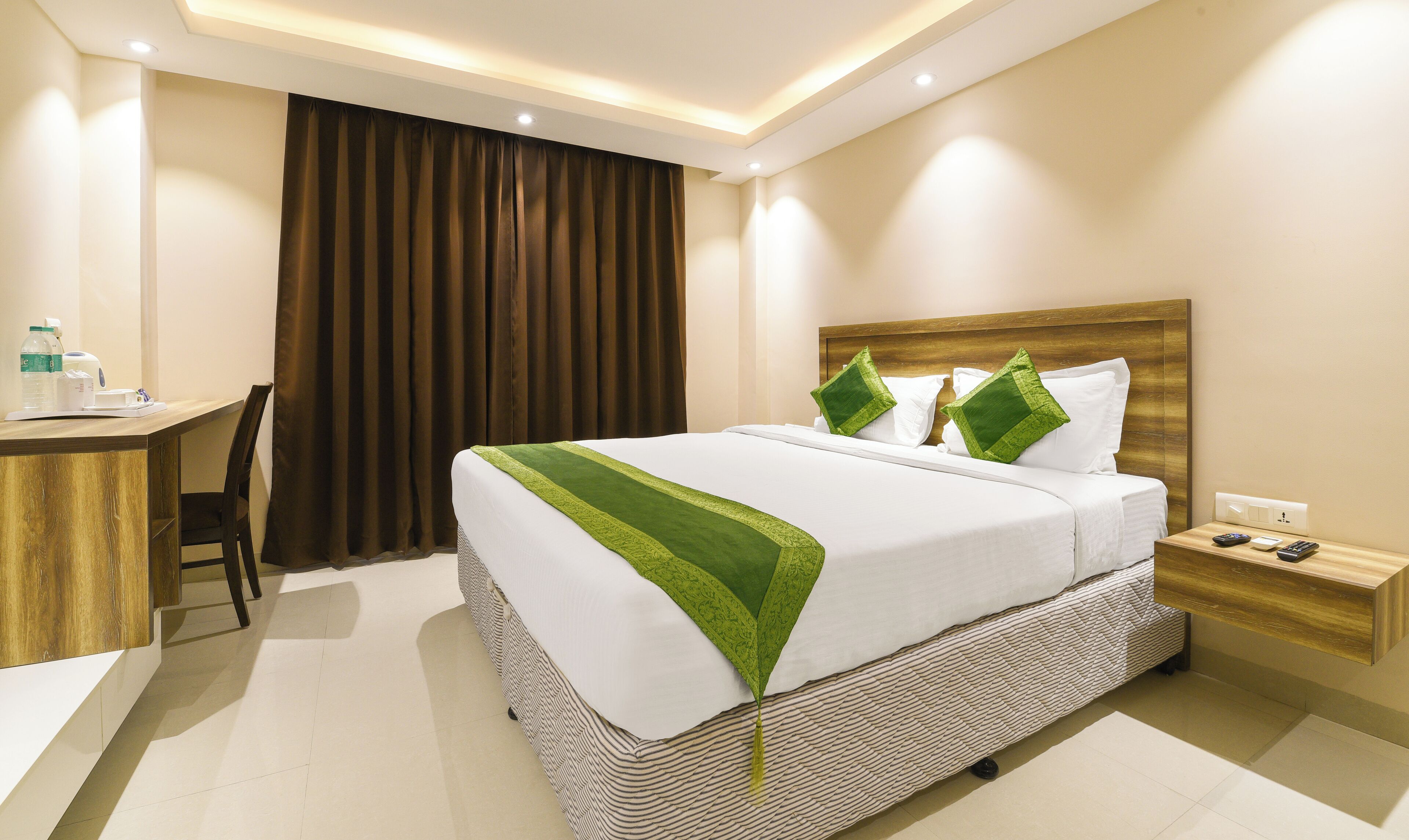Ein Hotelzimmer mit einem Bett, einem Schreibtisch und einem Stuhl.