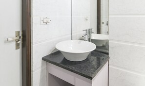 Camera Deluxe | Bagno | Doccia, set di cortesia gratuito, asciugamani, sapone