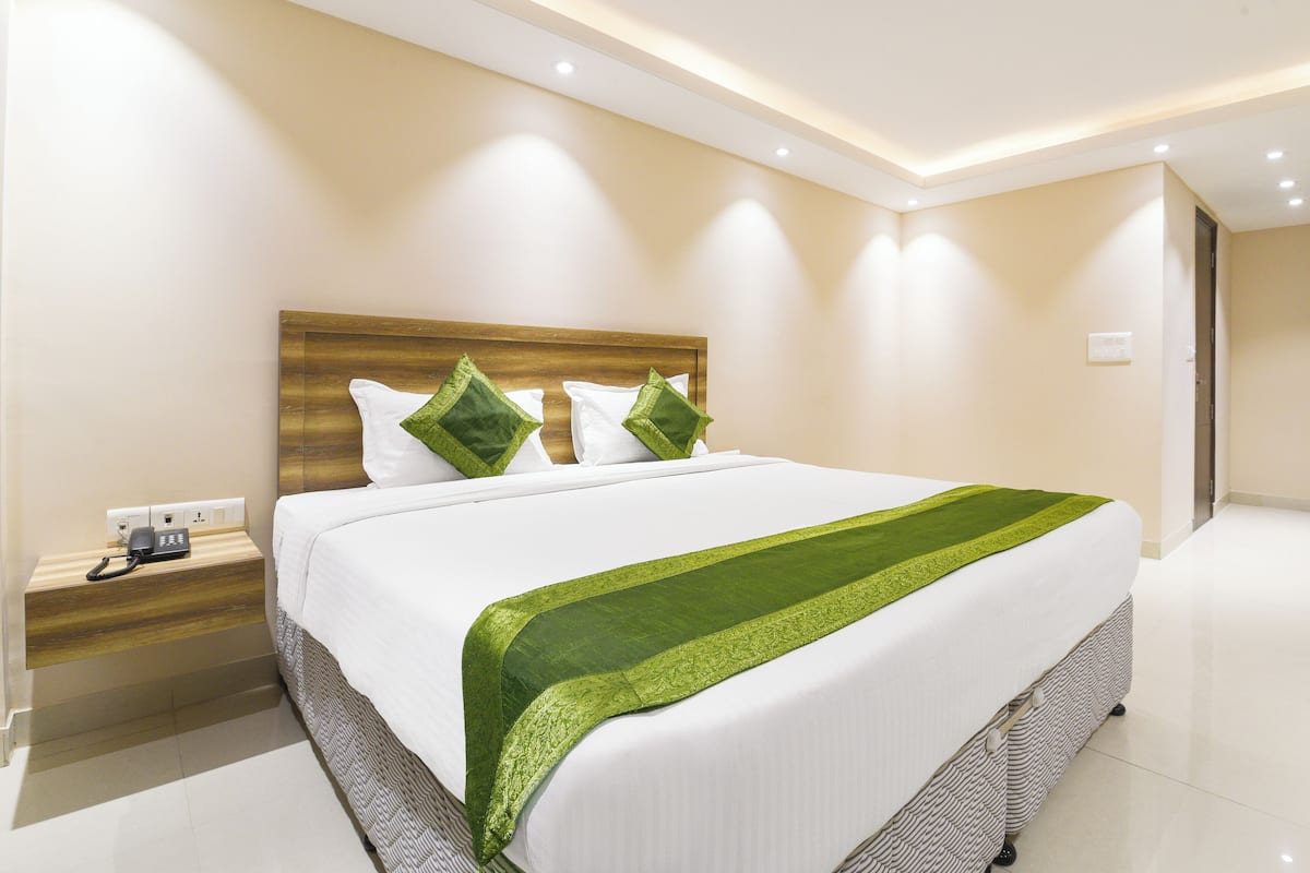 Deluxe Room | Individually furnished, desk, blackout drapes, iron/ironing board