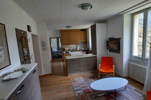 Kjøleskap, ovn, kokeplater og oppvaskmaskin