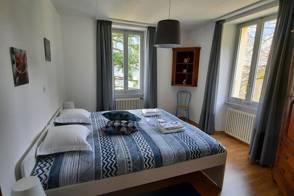 2 habitaciones, tabla de planchar con plancha y wifi gratis 