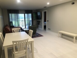 Dining table with bench seats six - A little Piece of Paradise - newly renovated condo (Wesley Chapel)