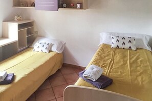 3 slaapkamers, een strijkplank/strijkijzer, gratis wifi, beddengoed