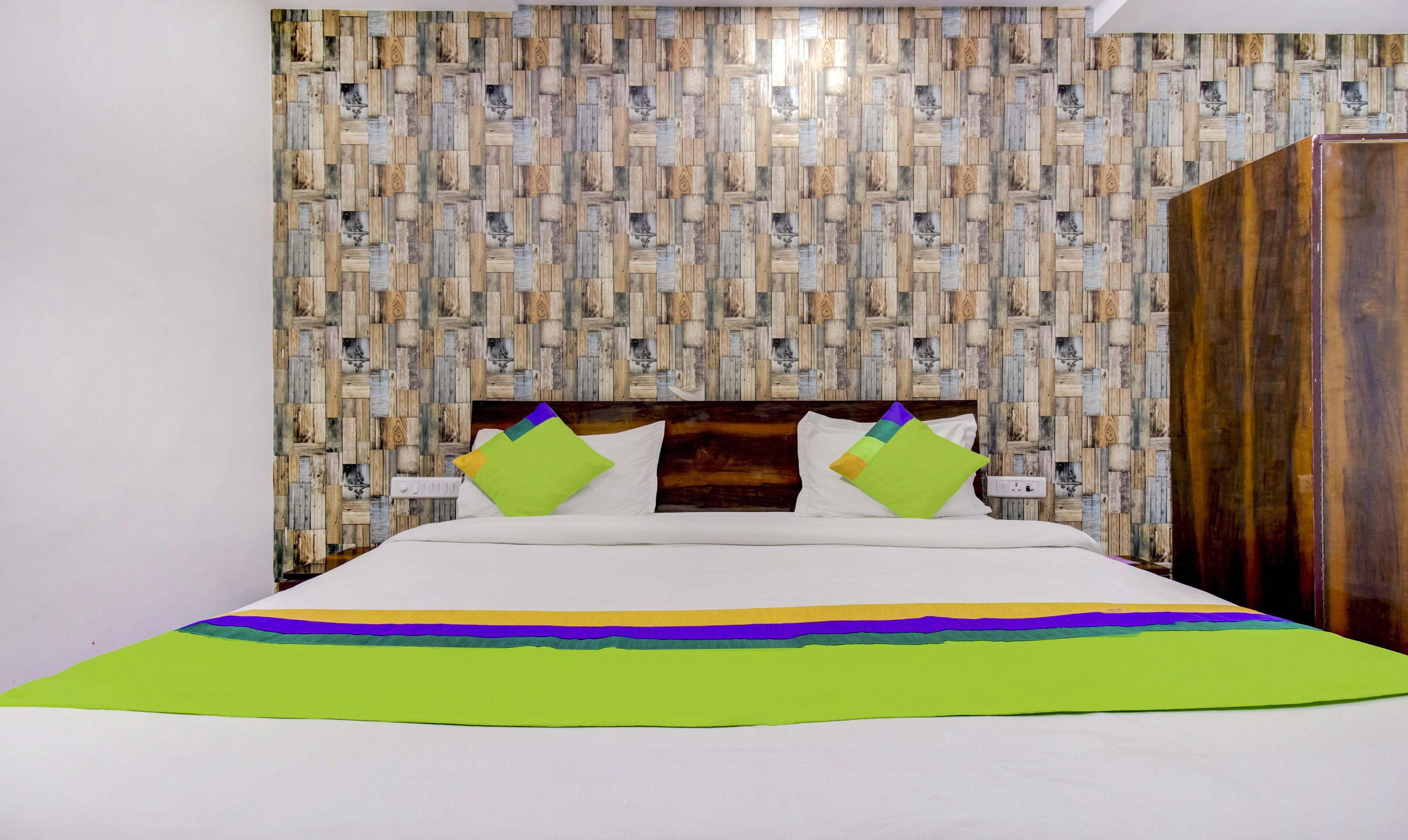 standard double room | desk, iron/ironing board, free wifi, bed sheets