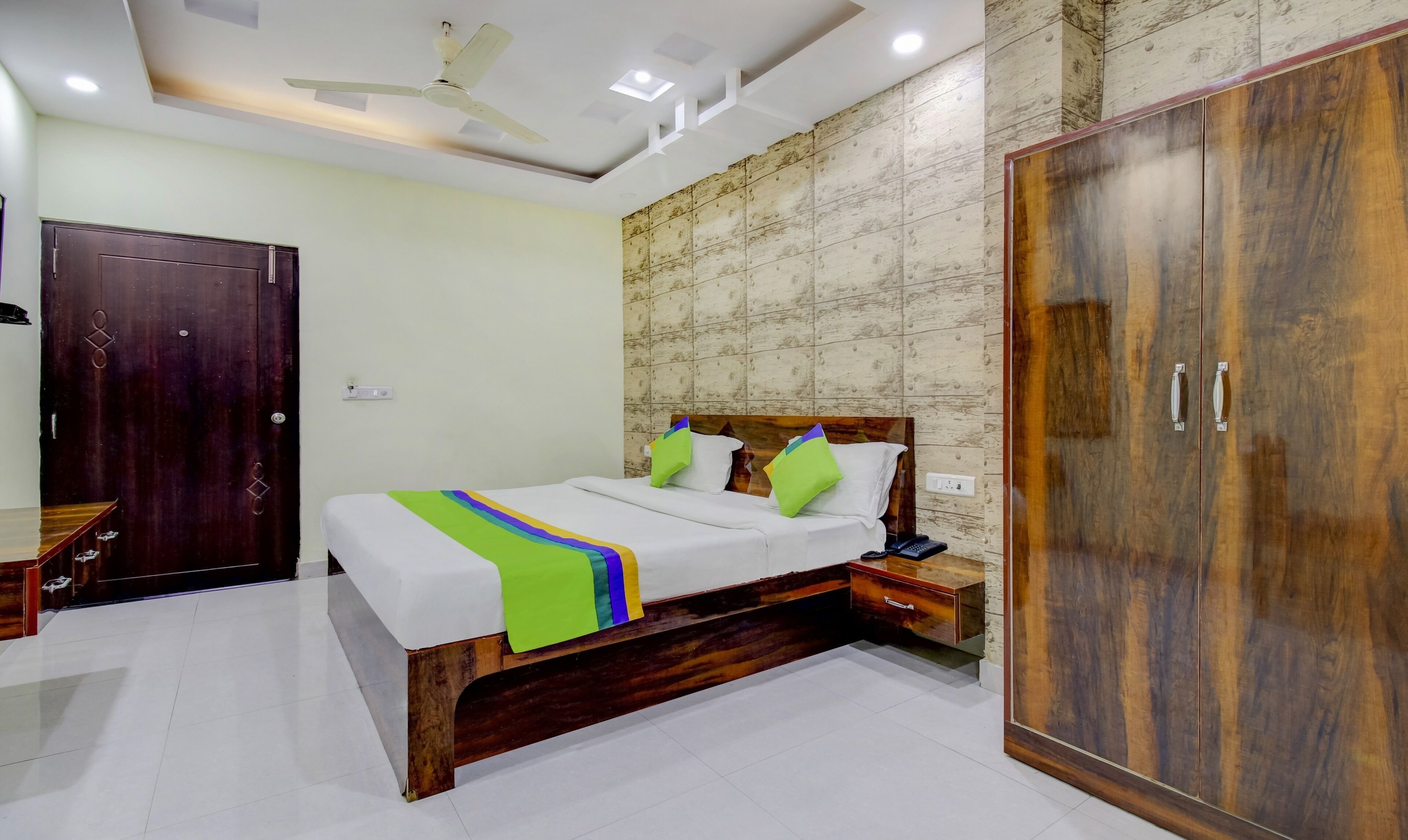 standard double room | desk, iron/ironing board, free wifi, bed sheets