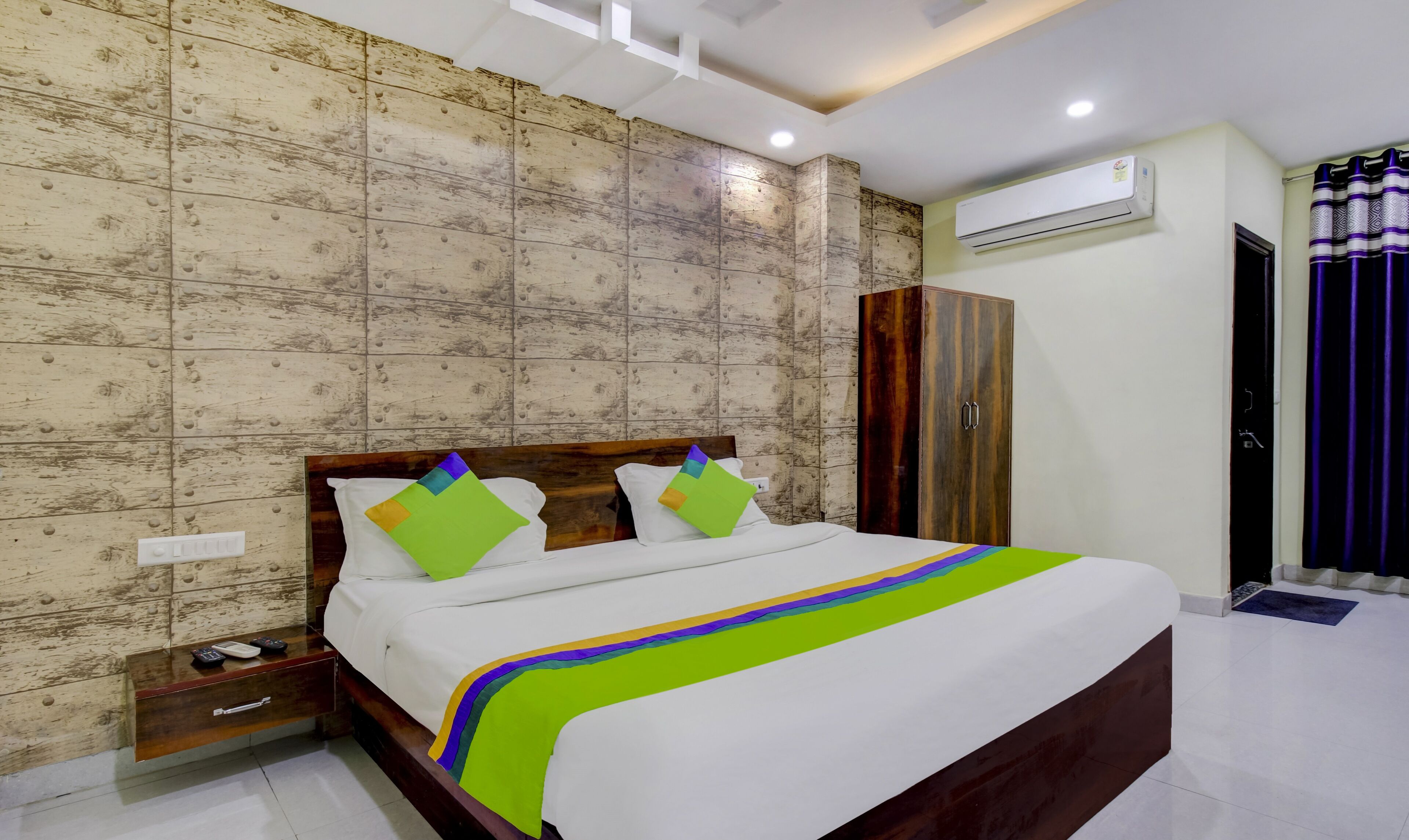 standard double room | desk, iron/ironing board, free wifi, bed sheets