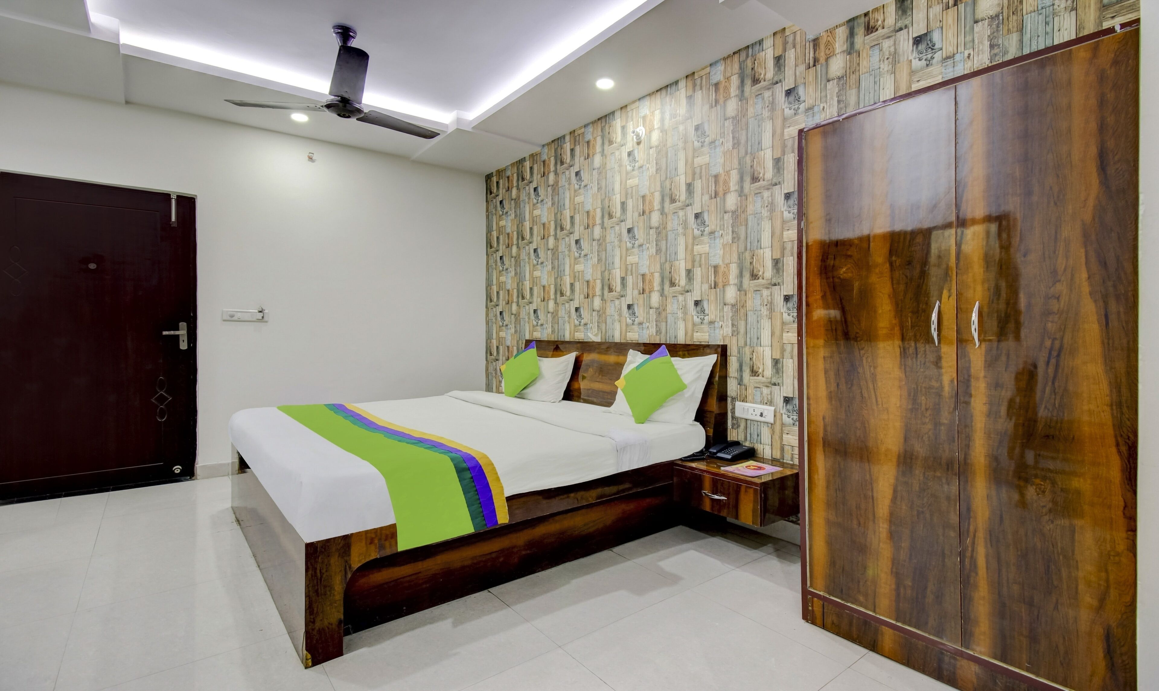 standard double room | desk, iron/ironing board, free wifi, bed sheets