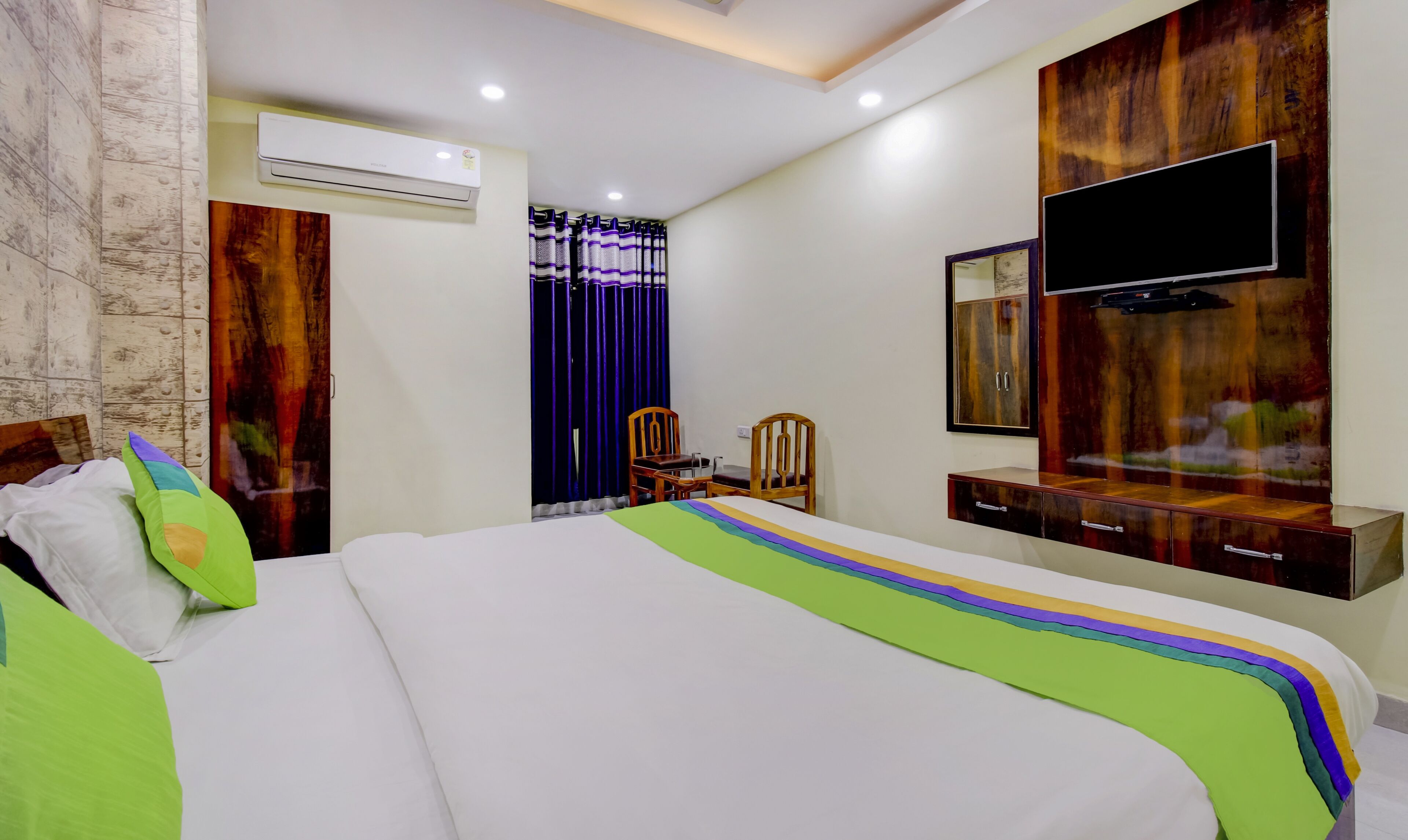 standard double room | desk, iron/ironing board, free wifi, bed sheets