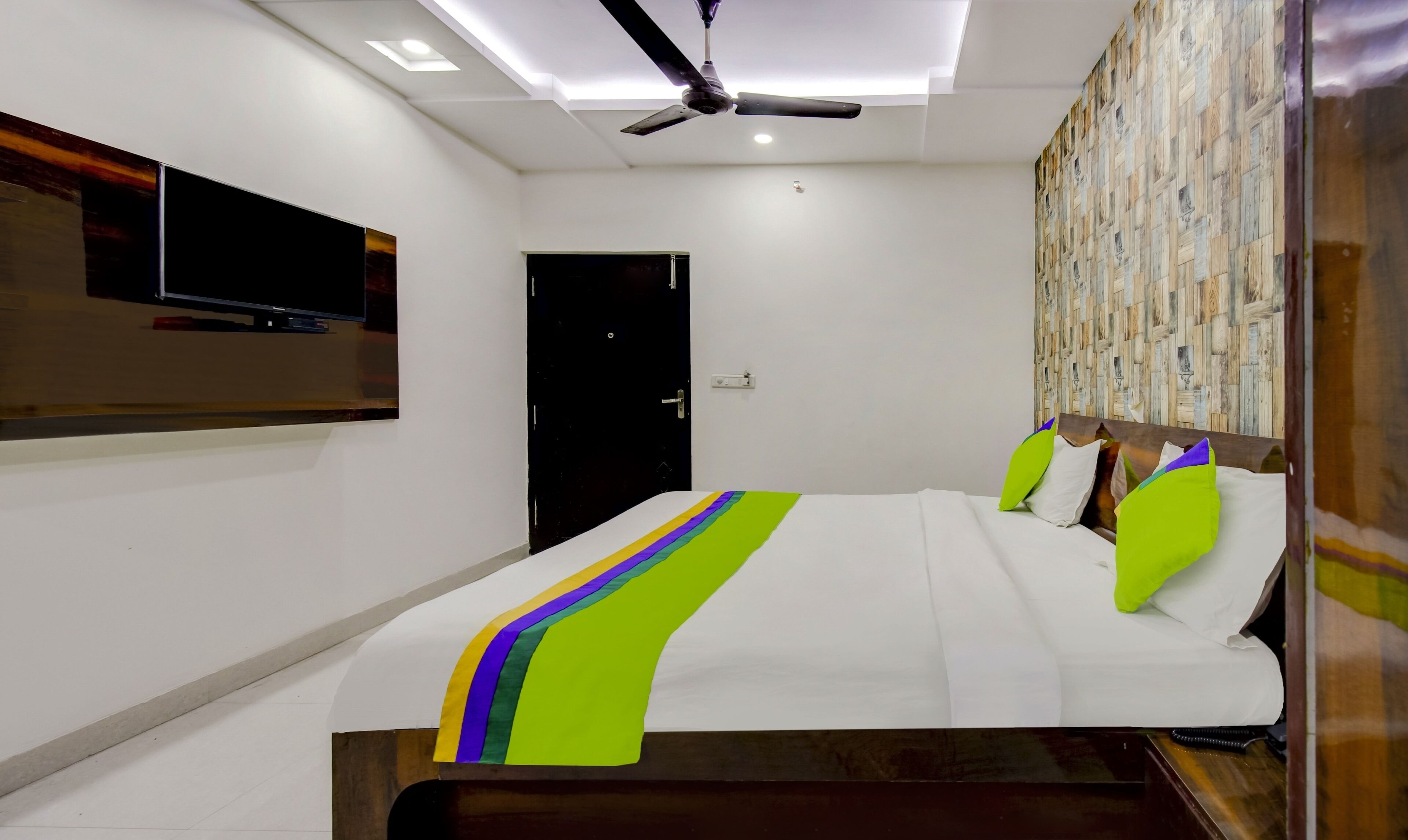 standard double room | desk, iron/ironing board, free wifi, bed sheets